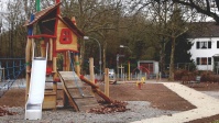 Zu sehen ist der neue Spielturm auf dem neu gestalteten Kinderspielplatz in der Moselstraße